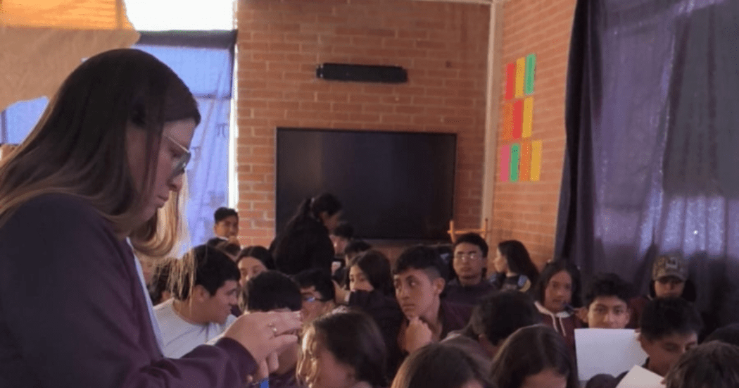 Imagen de una profesora en un salón de clases
