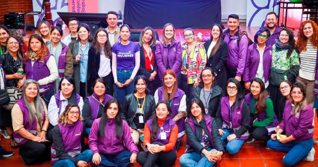 En la foto varias mujeres posando con la secretaria de la Mujer, Laura Tami