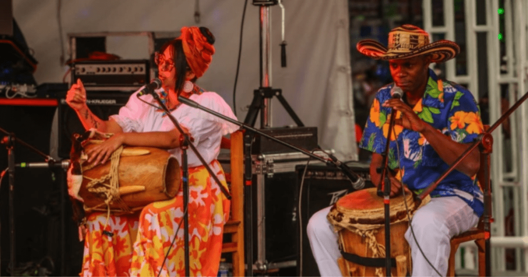 Imagen de la agrupación Mokaná en tarima.