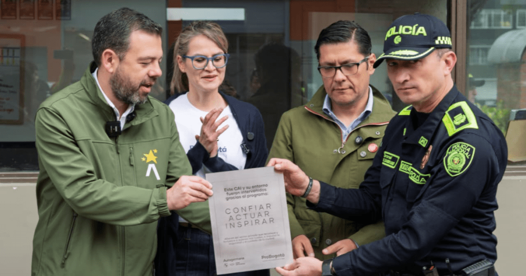 Imagen del alcalde Carlos Fernando Galán junto a un policía y el secretario de seguridad