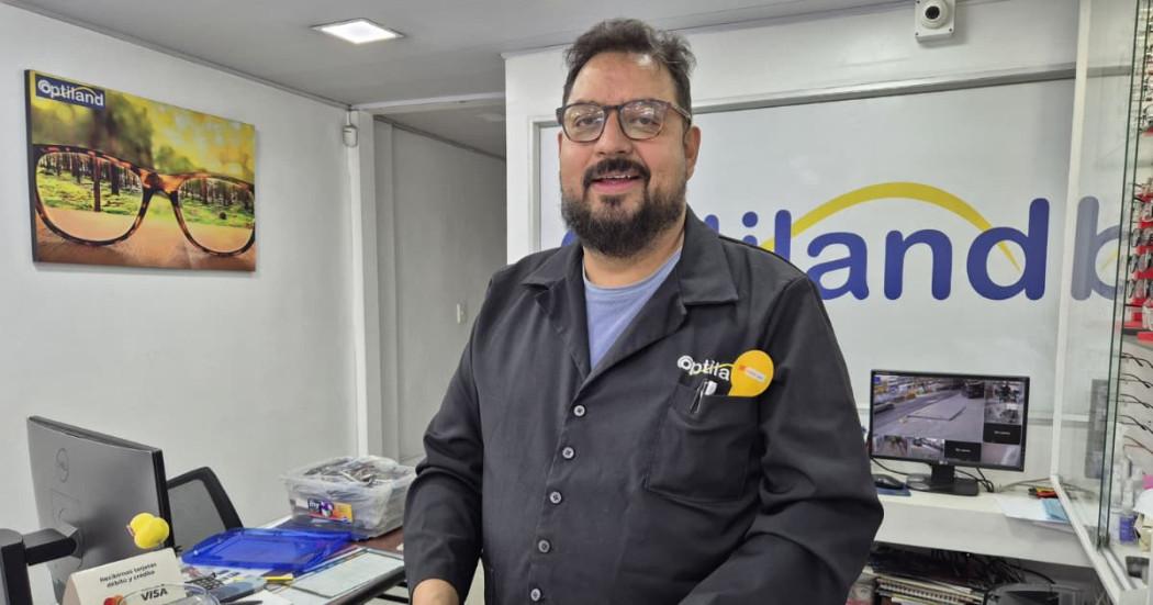 En la foto el administrador de este negocio.