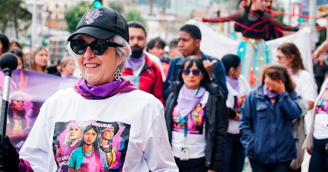 En la foto unas mujeres participando de las actividades que se llevan a cabo el 25 N en Bogotá
