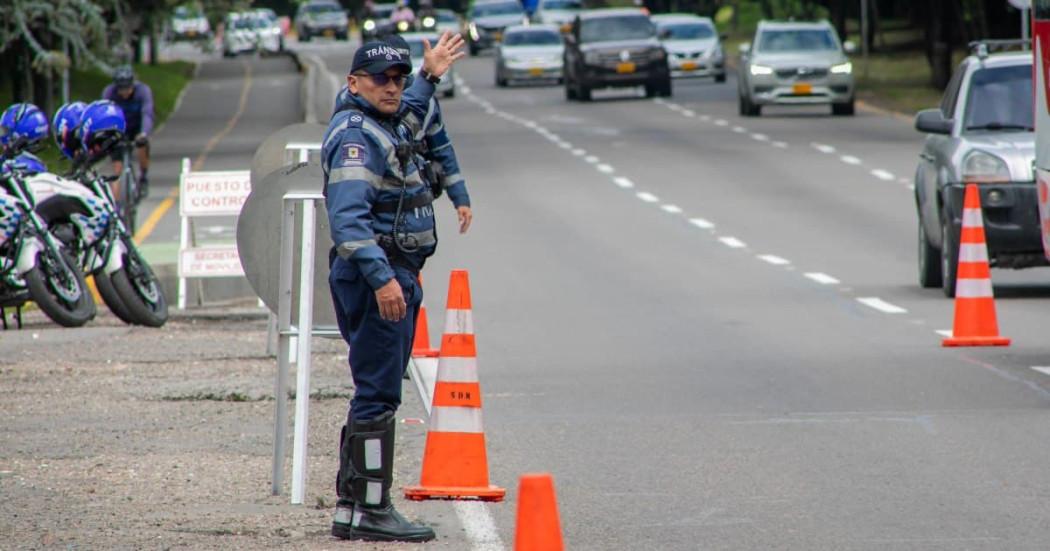 Foto de una agente de trásnito en una vía de Bogotá