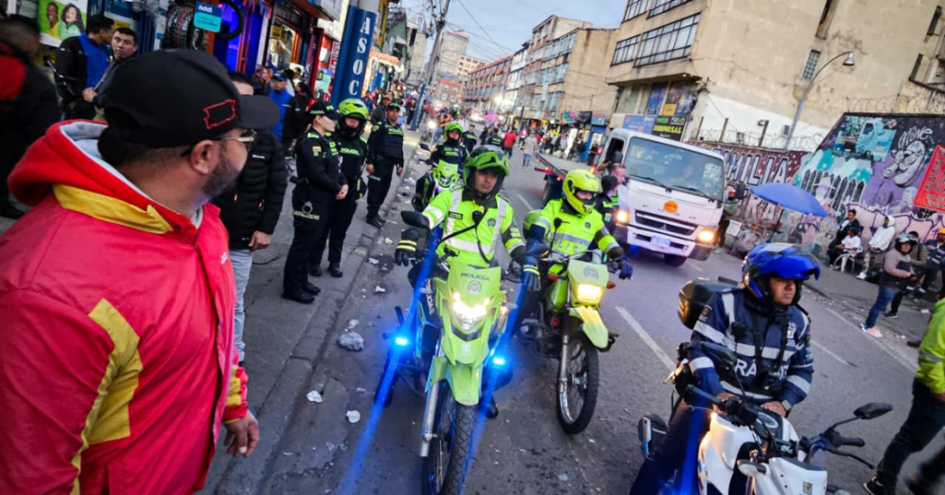 Foto de un grupo de policías en un operativo en Bogotá