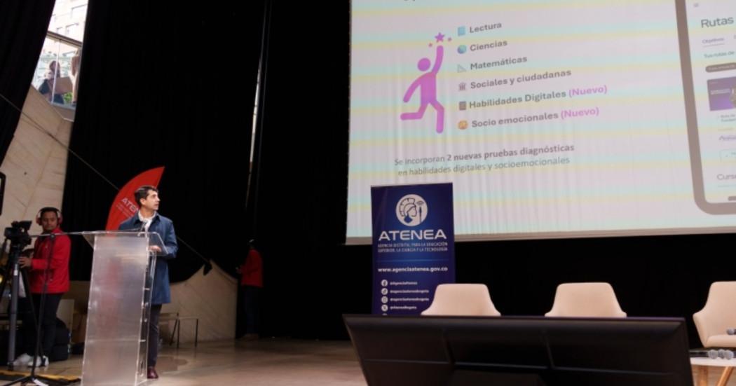 Foto que muestra al director de Atenea en una conferencia 