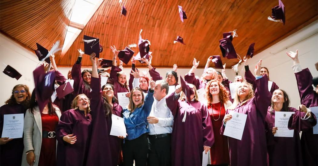 En la foto las graduandas celebrando 