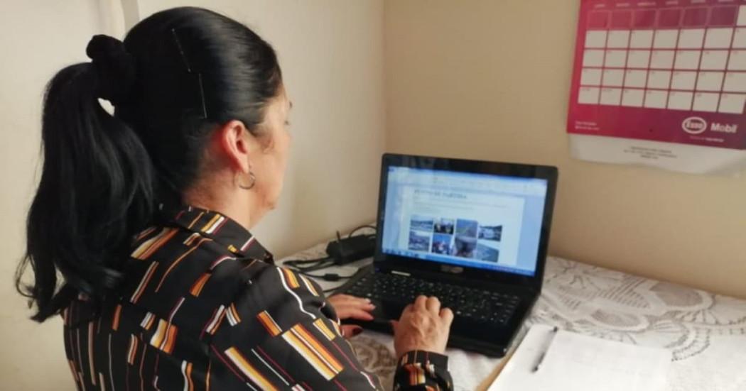 Docente revisando computador 