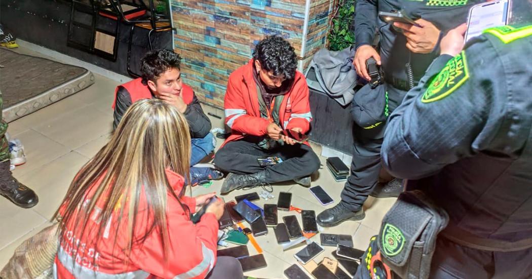 En la foto las autoridades revisando si los celulares están registrados 