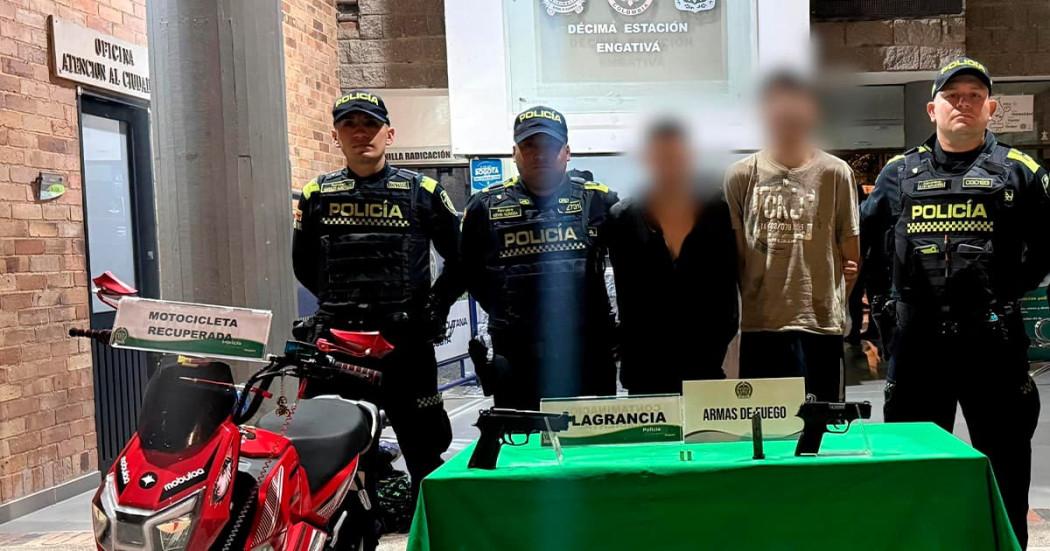 En la foto los dos capturados junto con dos policías 