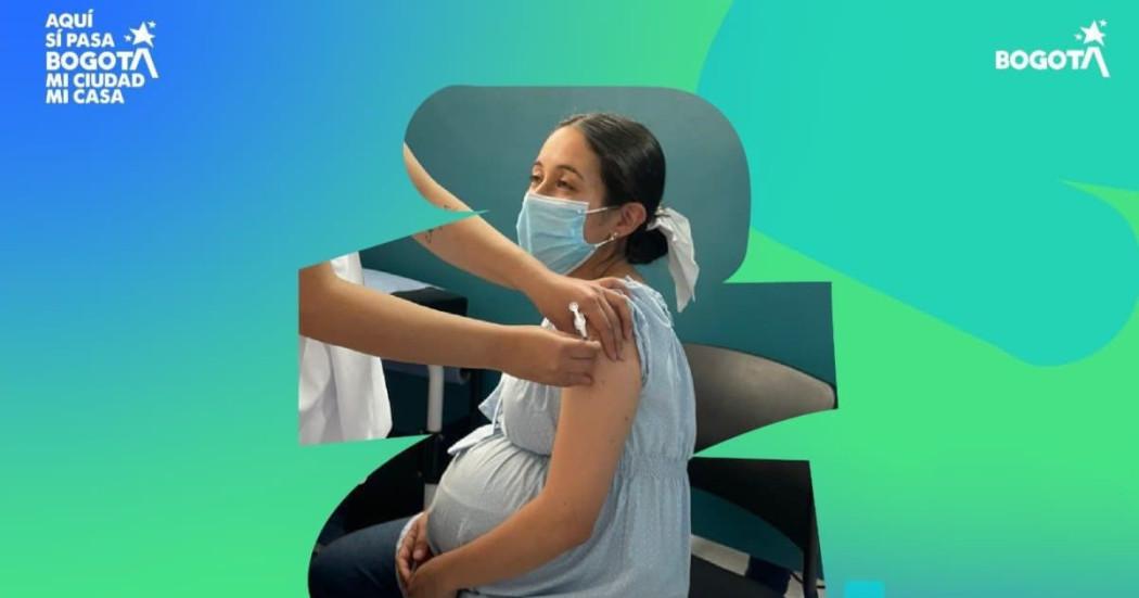Gestante aplicándose una vacuna