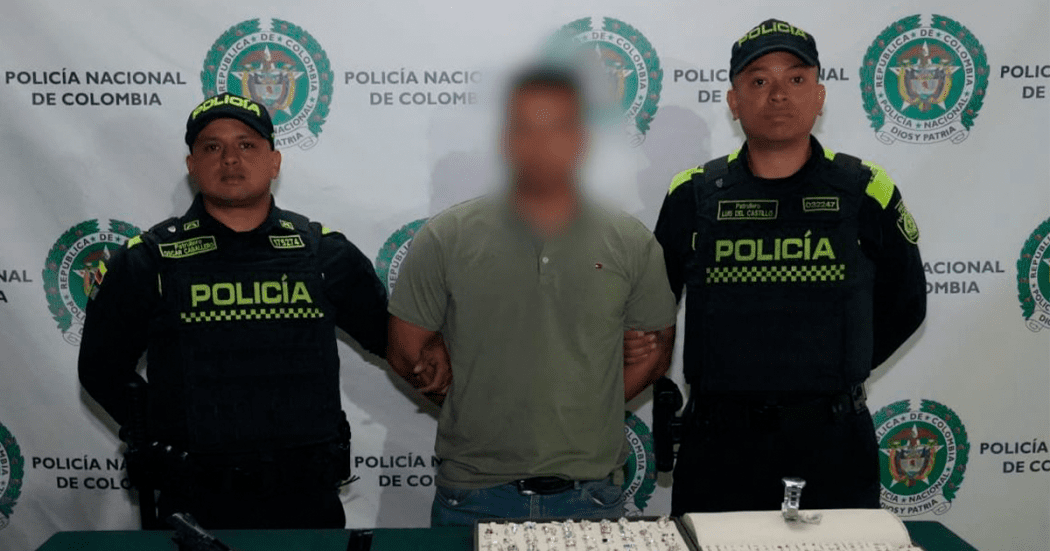 En la foto el capturado que tenía un brazalete del Inpec