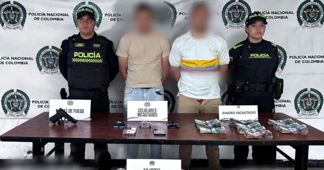 En la foto los dos capturados junto con la Policía 
