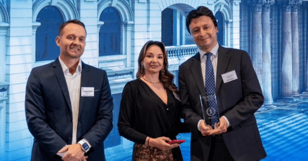 Imagen de tres personas con el galardón posando para la foto