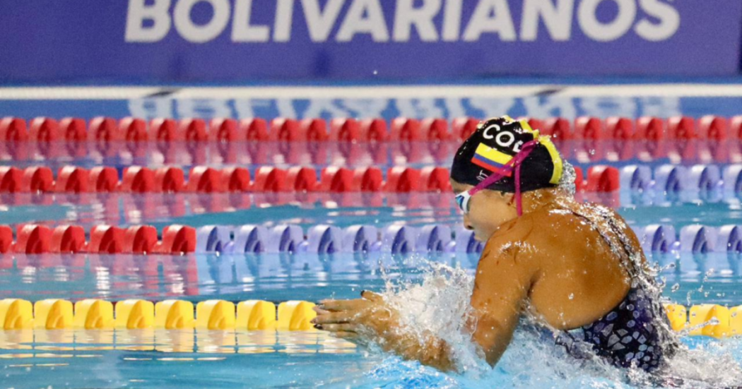 Imagen de deportista en piscina olímpica