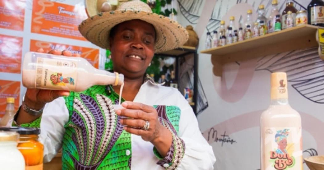Benedicta Montaño Vidal sirviendo en una copa una bebida bebidas típica del Pacífico 