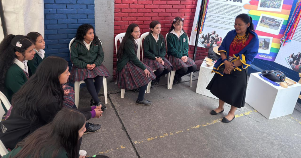 Imagen de una actividad con estudiantes de un colegio