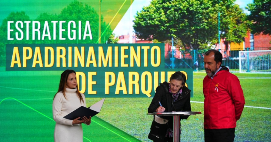 Imagen de los funcionarios encargados del apadrinamiento de Parques