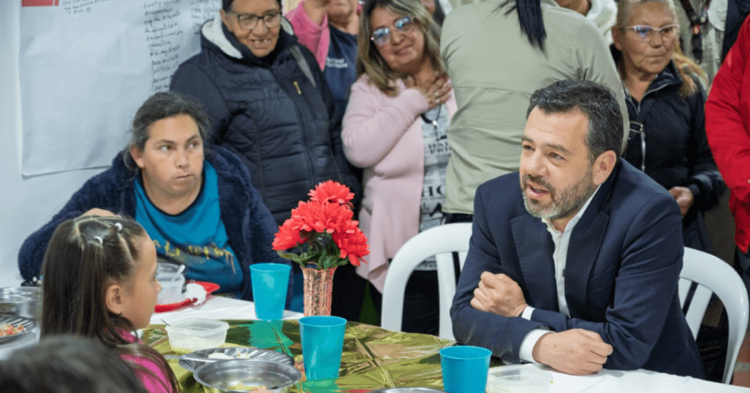 Imagen del alcalde Carlos Fernando Galán en un comedor comunitario