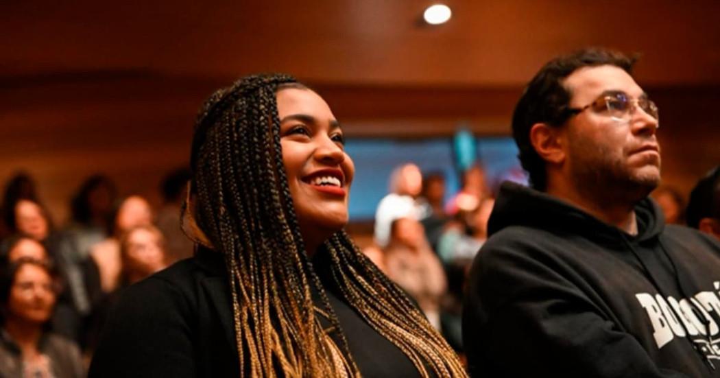 En la foto dos personas afrodescendientes