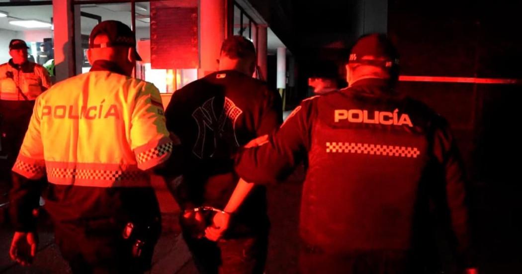 Policías con la persona capturada