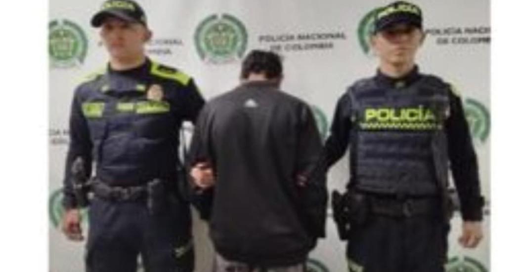 Policía Nacional con un menor capturado 
