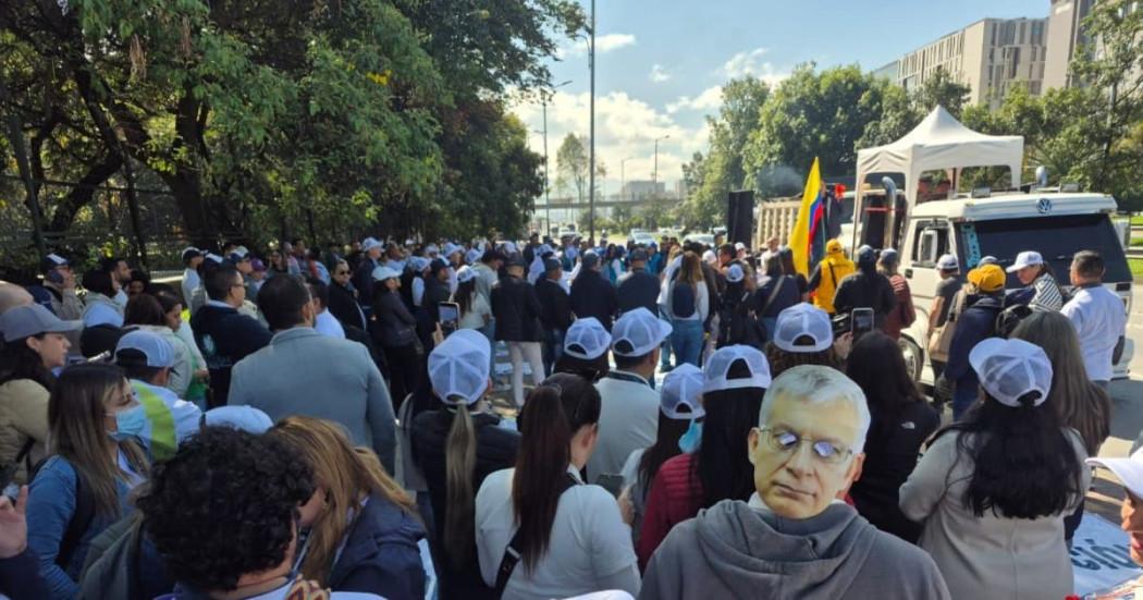 Foto de manifestantes en una vía de Bogotá 
