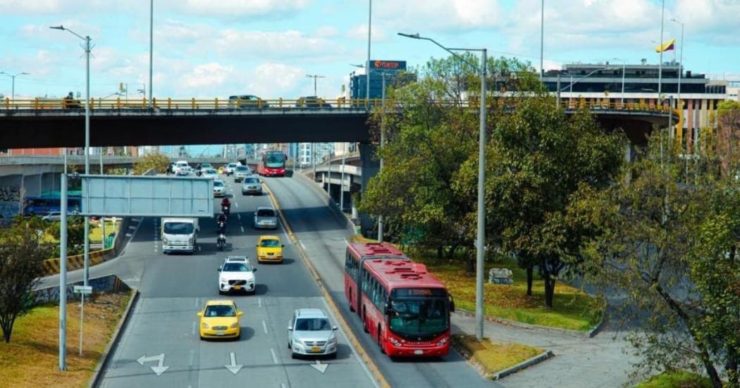 Foto de una vía de Bogotá donde resaltan varios vehículos