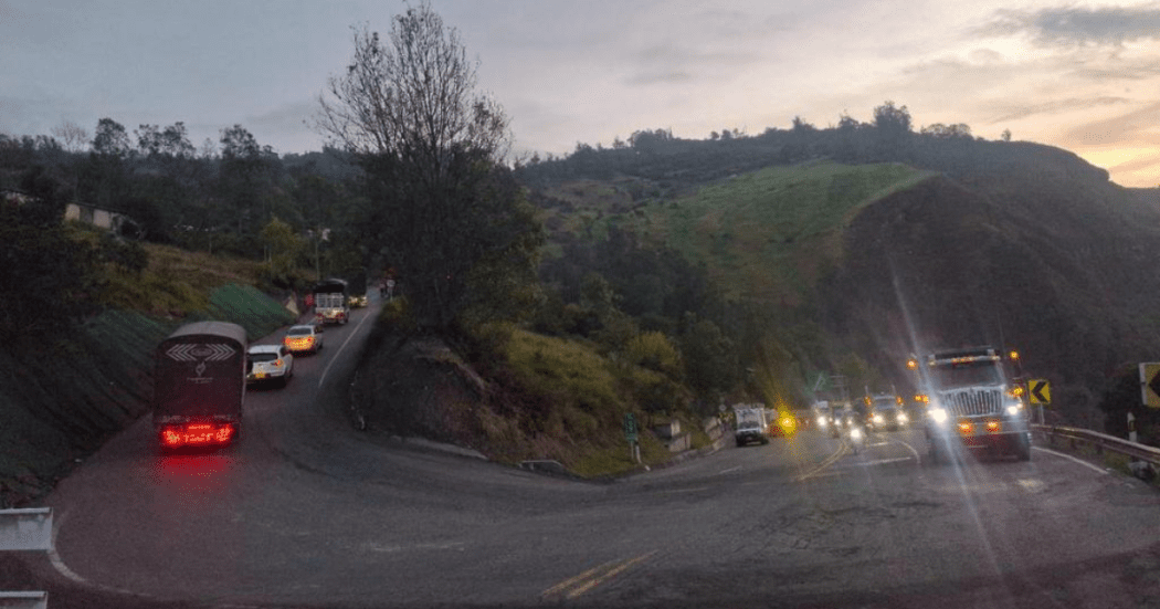 Imagen de varios automóviles transitando en una curva de la Vía al Llano