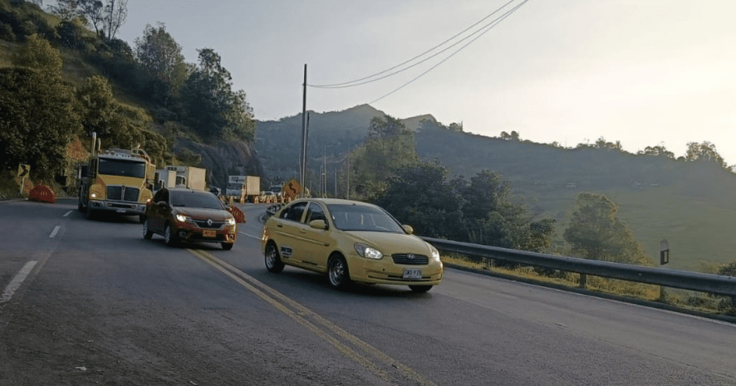 Imagen de varios vehículos transitando en la Vía al Llano