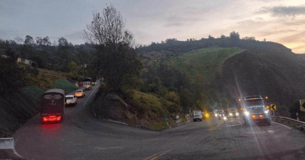 Imagen de la Vía al Llano en donde se ven varios vehículos transitando