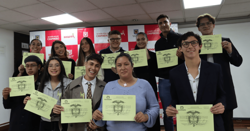 Foto de unos jovenes acreditados en el nuevo Consejo Local de Juventud.
