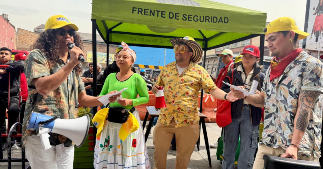 Foto de un grupo de personas participa en una jornada comunitaria en Los Mártires.