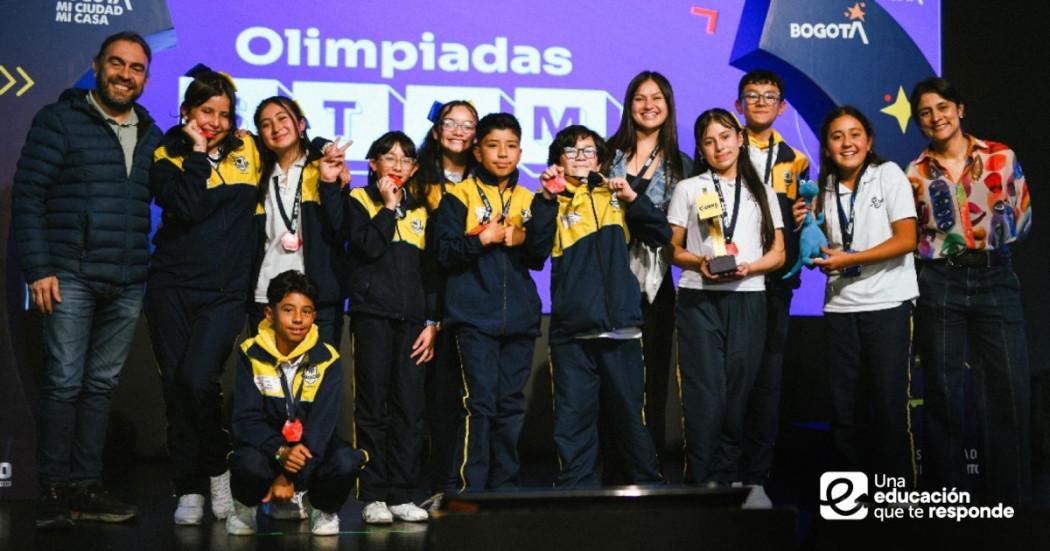 Foto que muestra estudiantes y docentes de Bogotá en una tarima