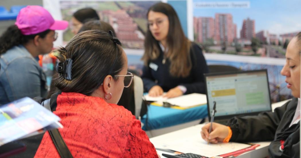 Foto que muestra personas hablando