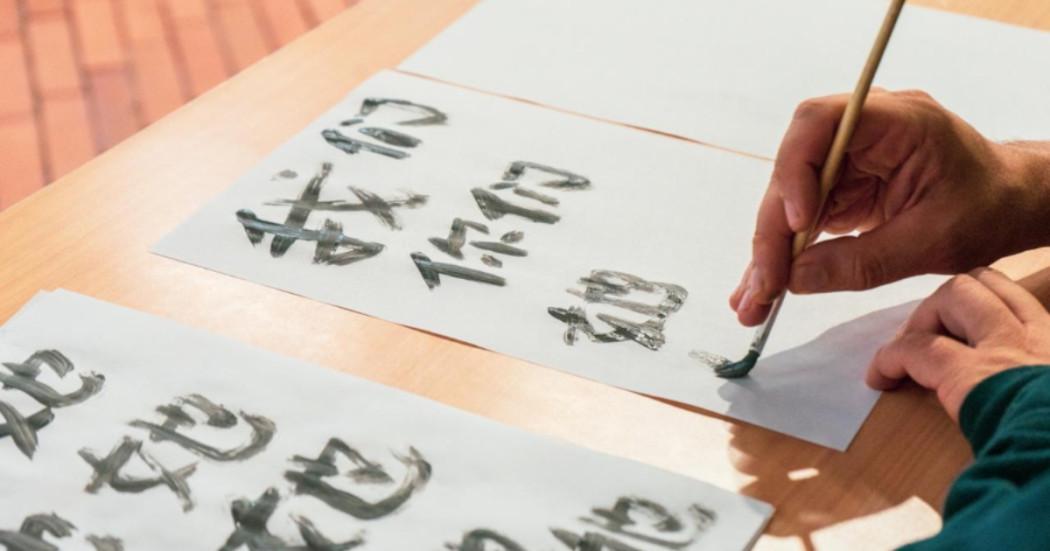 Foto que muestra una persona escribiendo en un papel