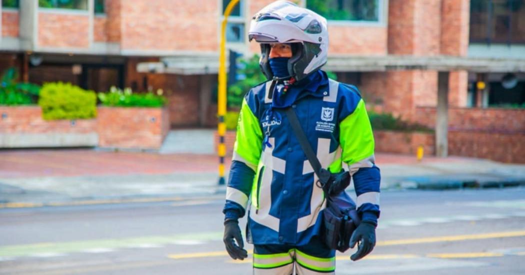 Foto de un agente de tránsito en una vía de Bogotá