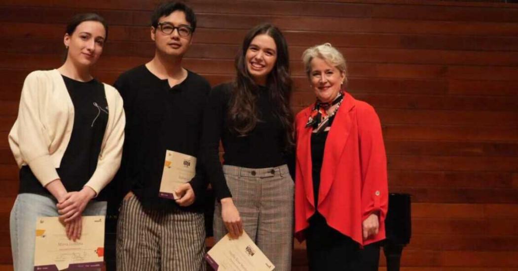 Imagen de los 3 finalistas oncurso Internacional de Violín Ciudad de Bogotá con la principal jurado