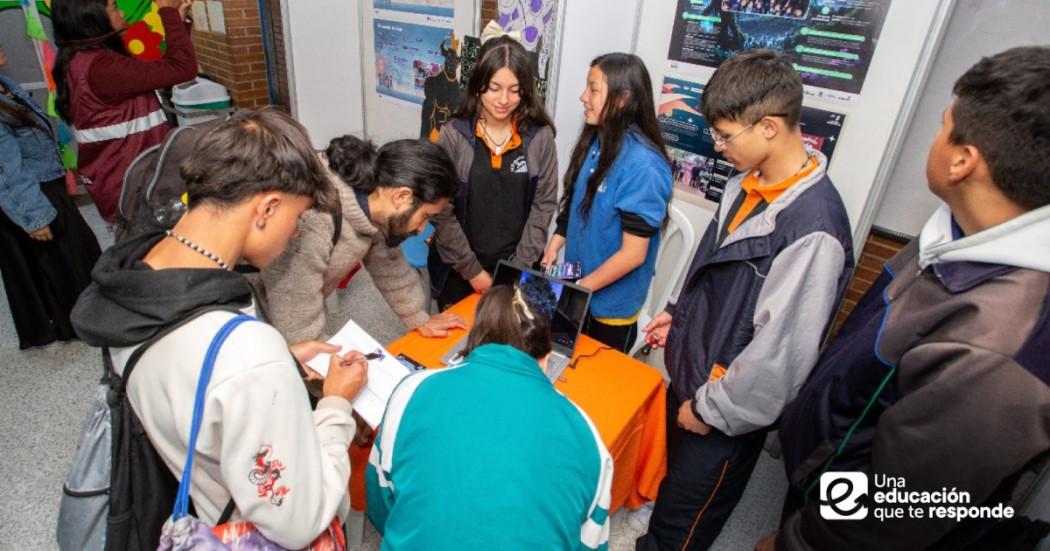 Foto que muestra estudiantes hablando