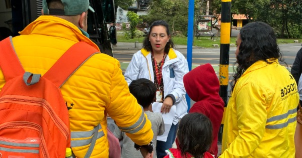 Imagen de funcionarios del Distrito junto a niños y niñas de la comunidad Embera