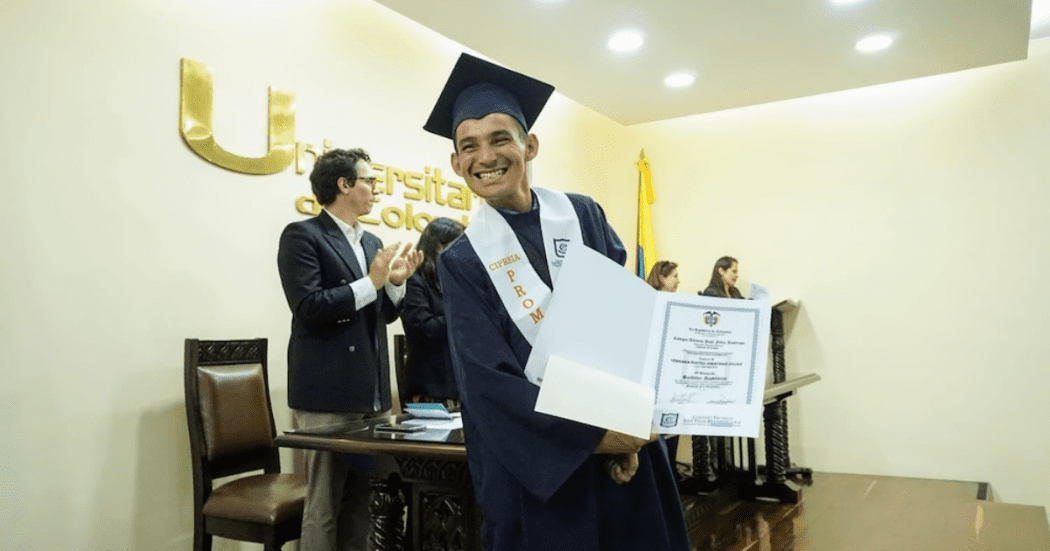 Imagen de un hombre con el diploma de bachiller