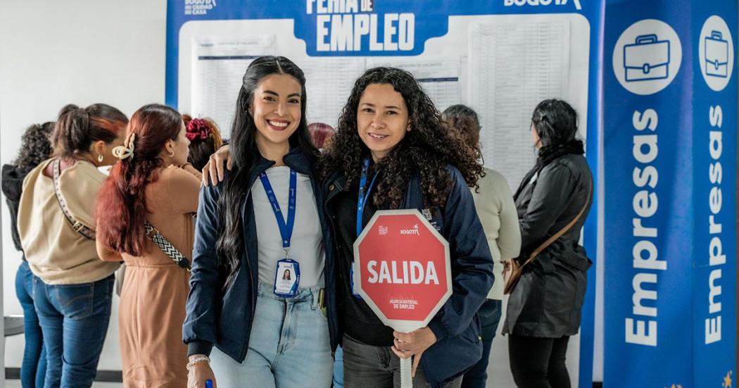 Imagen de dos mujeres sonriendo posando para una foto