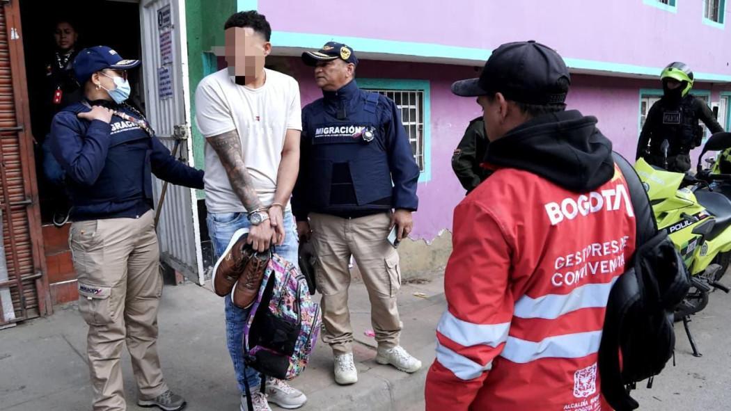 En la foto las autoridades con la persona detenida