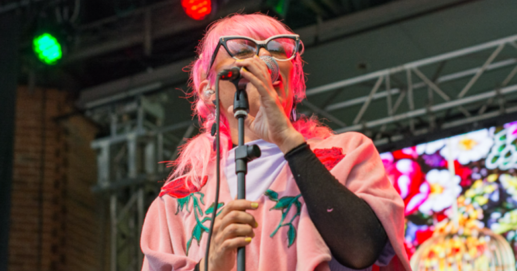 Imagen de una artista en tarima celebrando el Día de lucha contra la violencia hacia las mujeres