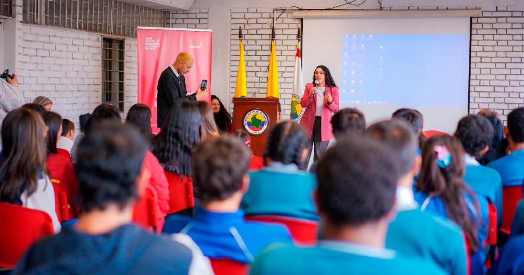 En la foto varias personas asistiendo al encuentro del IDPAC