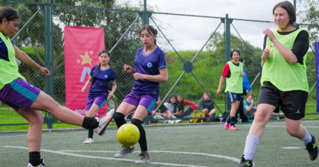 Imagen de jóvenes jugando fútbol