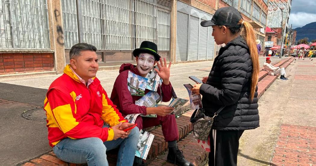 En la foto tres personas interactuando y hablando sobre estos procesos de participación ciudadana