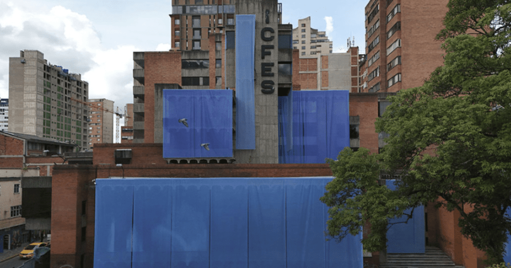 Imagen de las tres fachadas del edificio del ICFES donde se aprecia la isntalación