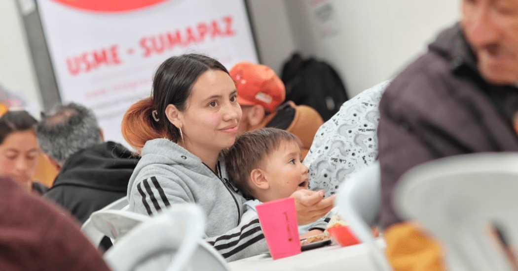 Imagen de una madre con su bebé en un comedor comunitario