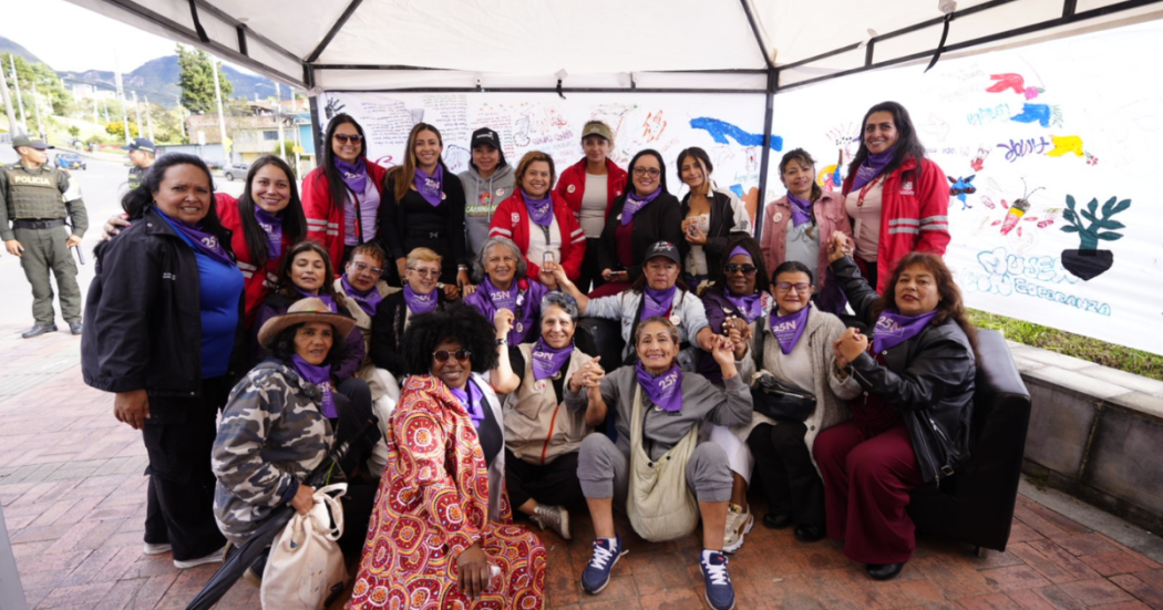 Foto de un grupo de mujeres y lideresas comunitarias posando unidas en una jornada del 25N.