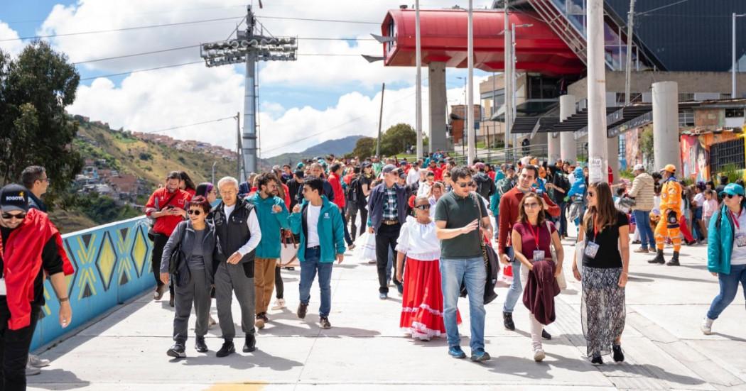 Foto que muestra personas caminando 